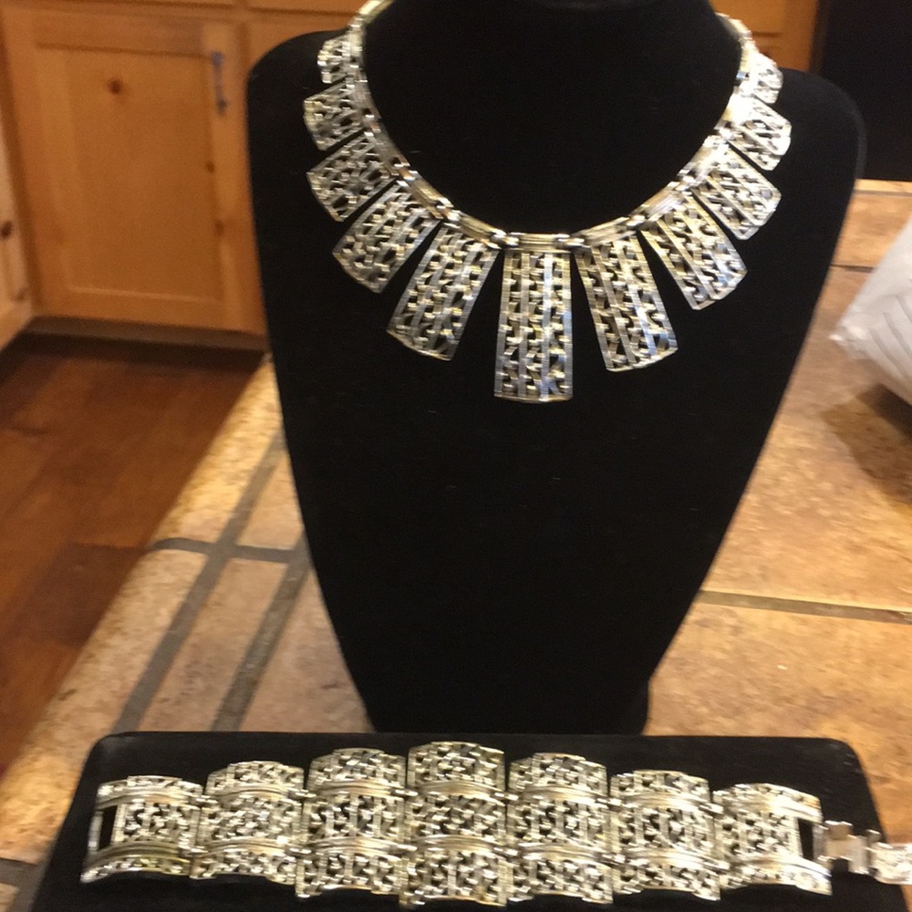 Vintage signed sara Coventry necklace/bracelet set